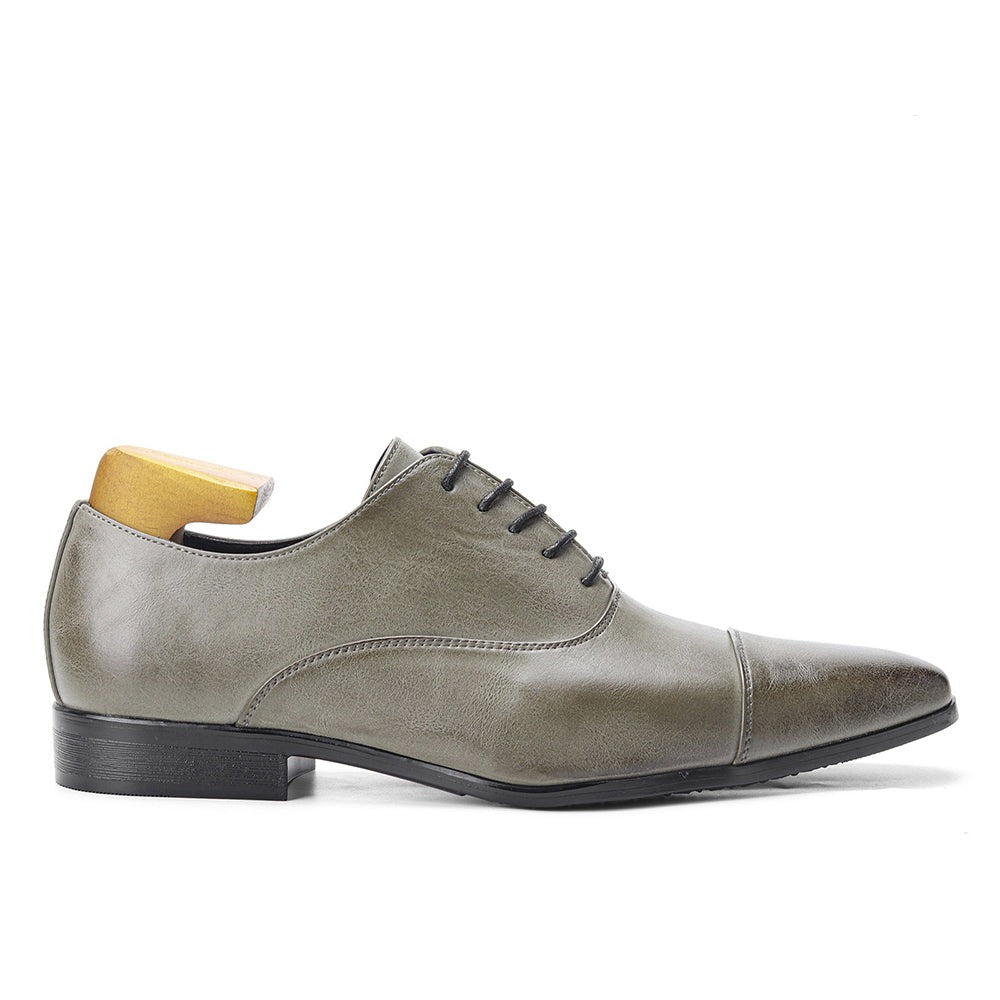 Detailopname van grijze formele herenschoenen met cap-toe, vetersluiting en lage hak.