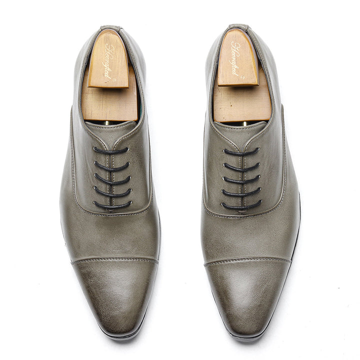 Professionele grijze herenschoenen, met cap-toe en veters, geschikt voor zakelijk en feestelijk gebruik.