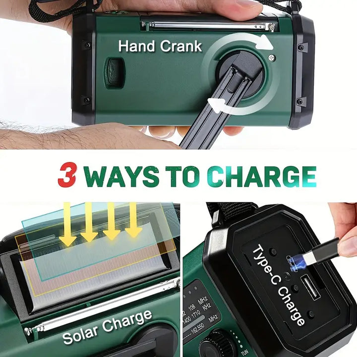 Grijze noodradio met zonnepaneel, handgreep en digitale display. Ideaal voor kamperen met 10.000mAh batterij.