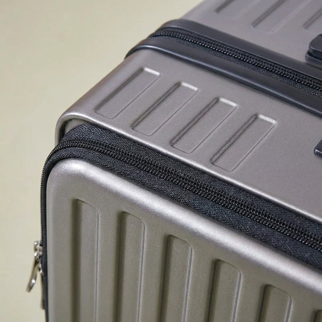 Rode spinner koffer met geïntegreerd voorvak van Travelift, duurzame handbagage voor avontuurlijke citytrips.