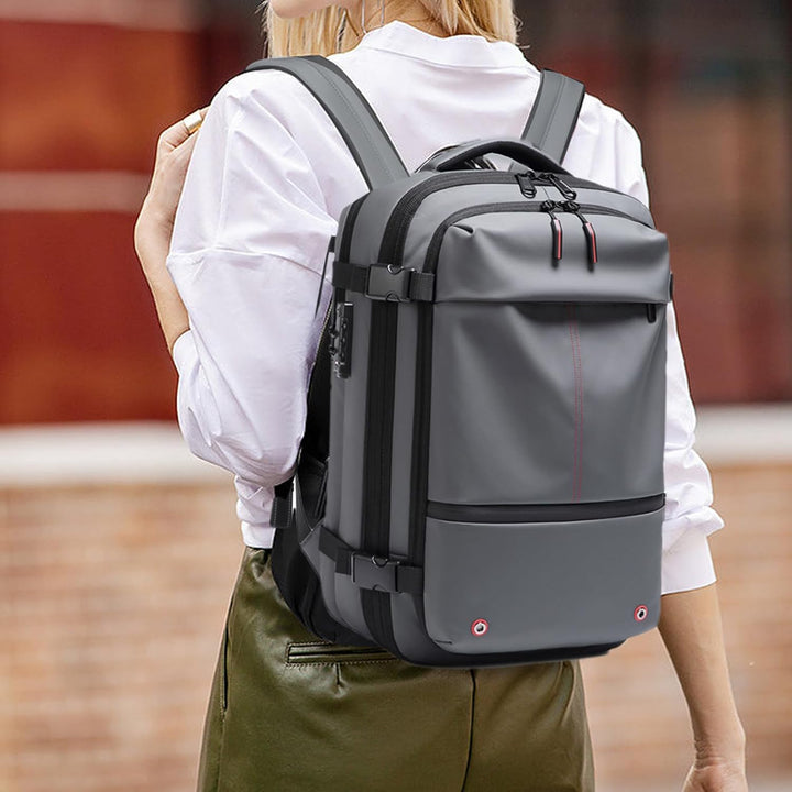 Legergroene Trivora 60L rugzak, waterdicht en uitbreidbaar, voor comfortabel en efficiënt reizen.