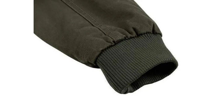 Heren jas: klassiek bomberjack in militaire stijl, perfect als warme winterjas voor mannen.