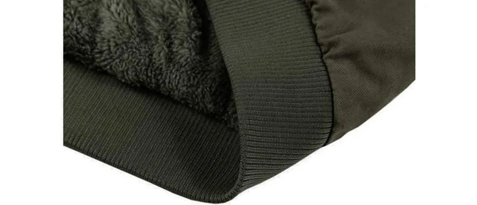 Details van de zakken en mouwboorden van dit robuuste heren winter bomberjack.
