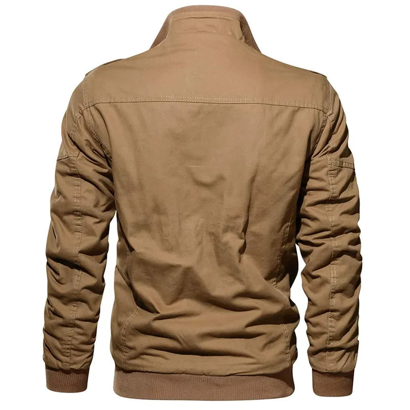 Man in casual kleding draagt warm militair bomberjack, veelzijdige heren bovenkleding.