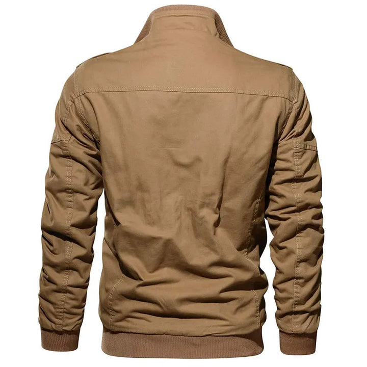 Man in casual kleding draagt warm militair bomberjack, veelzijdige heren bovenkleding.