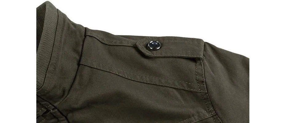Militair groen heren bomberjack, een stoere en warme toevoeging aan elke herenmode collectie.