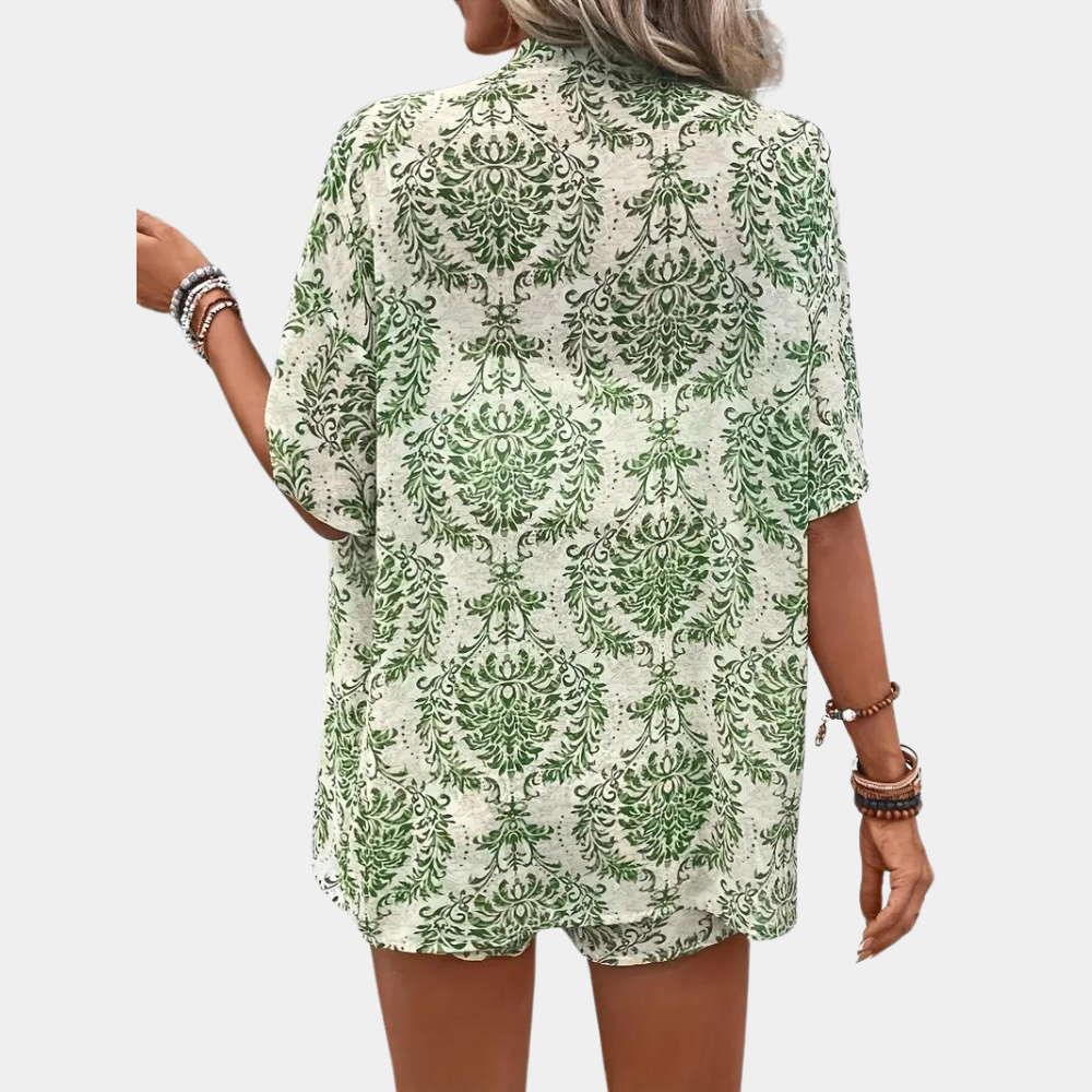 Modieuze dames zomerset bestaande uit groene bedrukte blouse en korte broek. Ideaal voor een trendy, comfortabele look.
