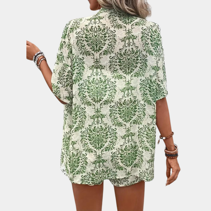 Modieuze dames zomerset bestaande uit groene bedrukte blouse en korte broek. Ideaal voor een trendy, comfortabele look.