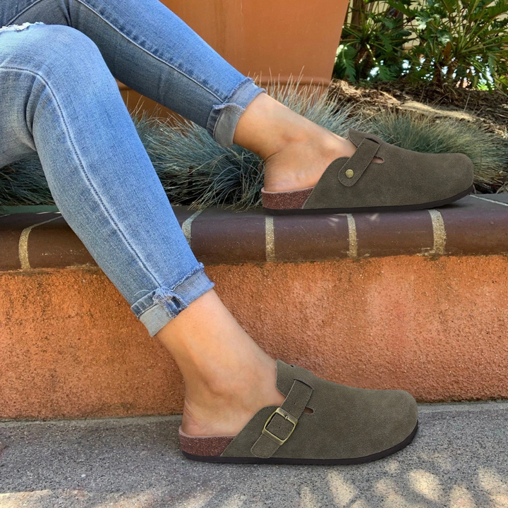 Groene fleece pantoffels met ergonomisch voetbed, perfect voor comfort en stijl thuis.