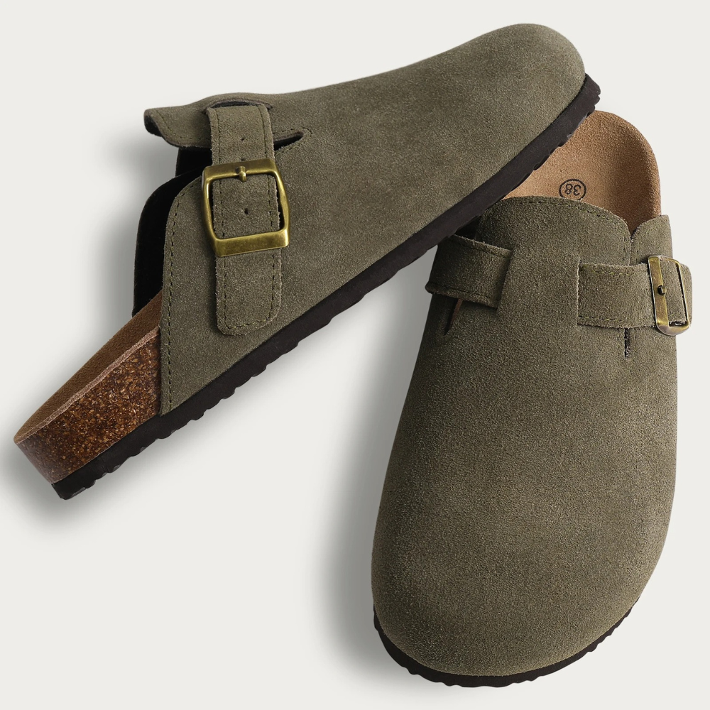 Groene fleece pantoffels met ergonomisch voetbed, perfect voor comfort en stijl thuis.