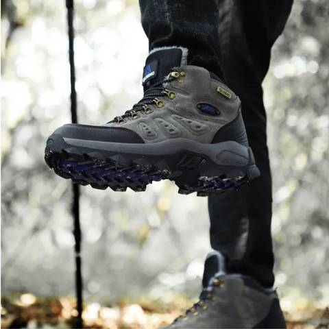 Gedetailleerd shot van de zool van de bruine heren wandelschoenen, toont slipvaste grip.