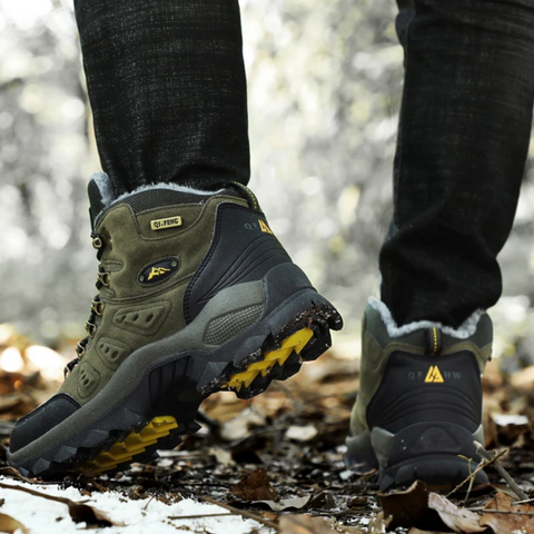Paar grijze heren outdoor wandelschoenen, robuust en comfortabel, klaar voor avontuur.
