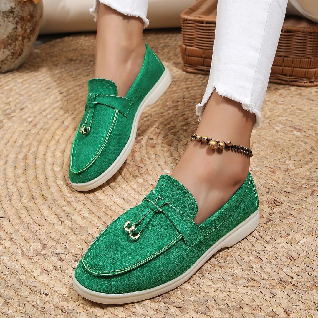 Groene lederen loafers voor dames, slip-on met gouden details, comfortabel en stijlvol voor lente en herfst.