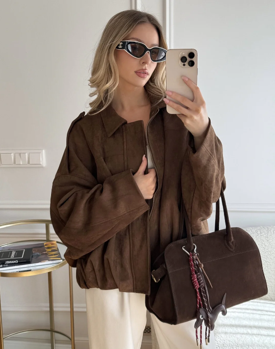 Groene oversized dames leren jas, korte moderne stadse stijl voor de winter.