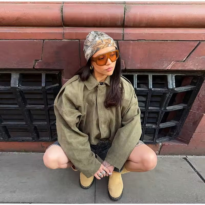 Bruine korte oversized leren winterjas, elegante stadse look voor dames.