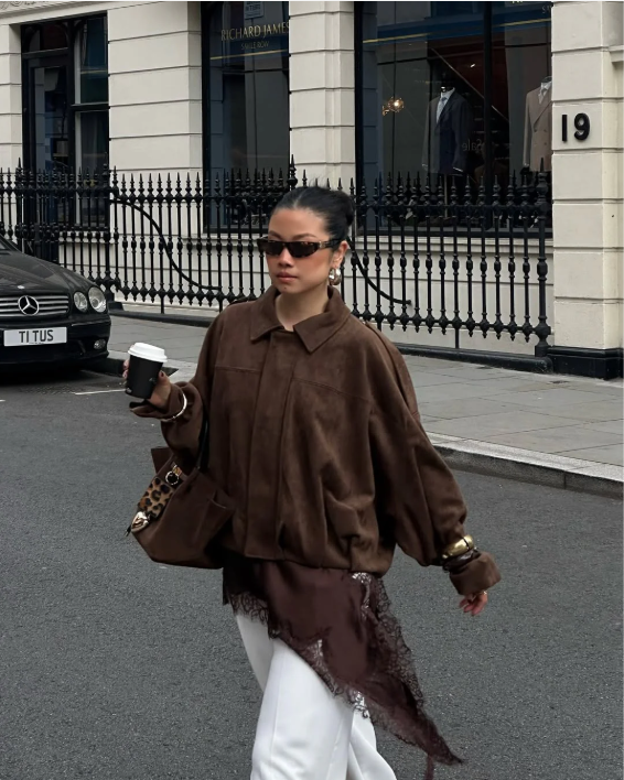 Elegante oversized bruine leren jas, perfect voor een stadse winterlook.