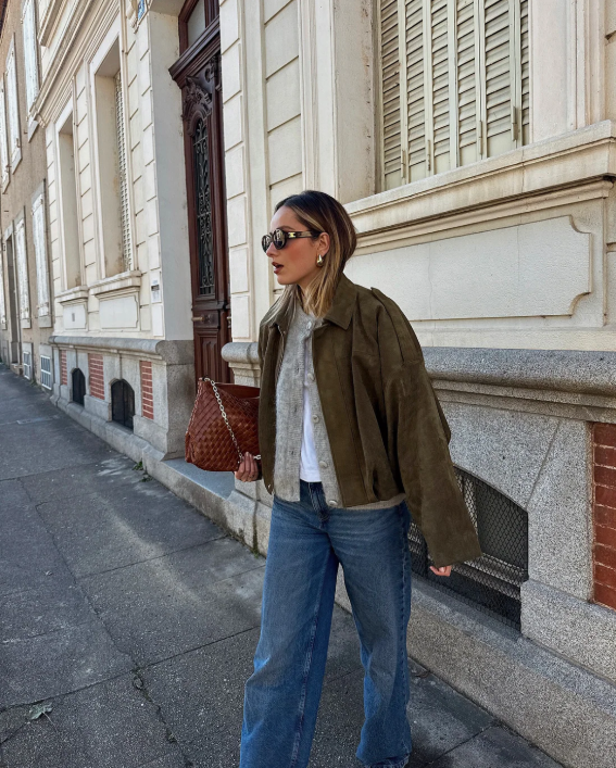 Bruine oversized leren winterjas dames, stadse elegantie en warmte.