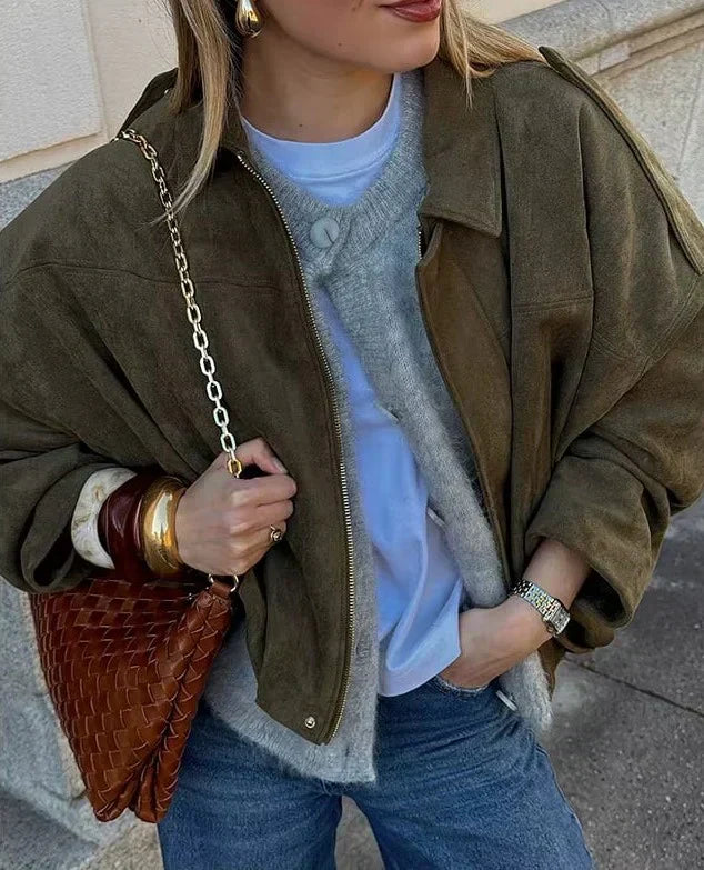 Moderne bruine oversized leren jas voor dames, korte en elegante snit.