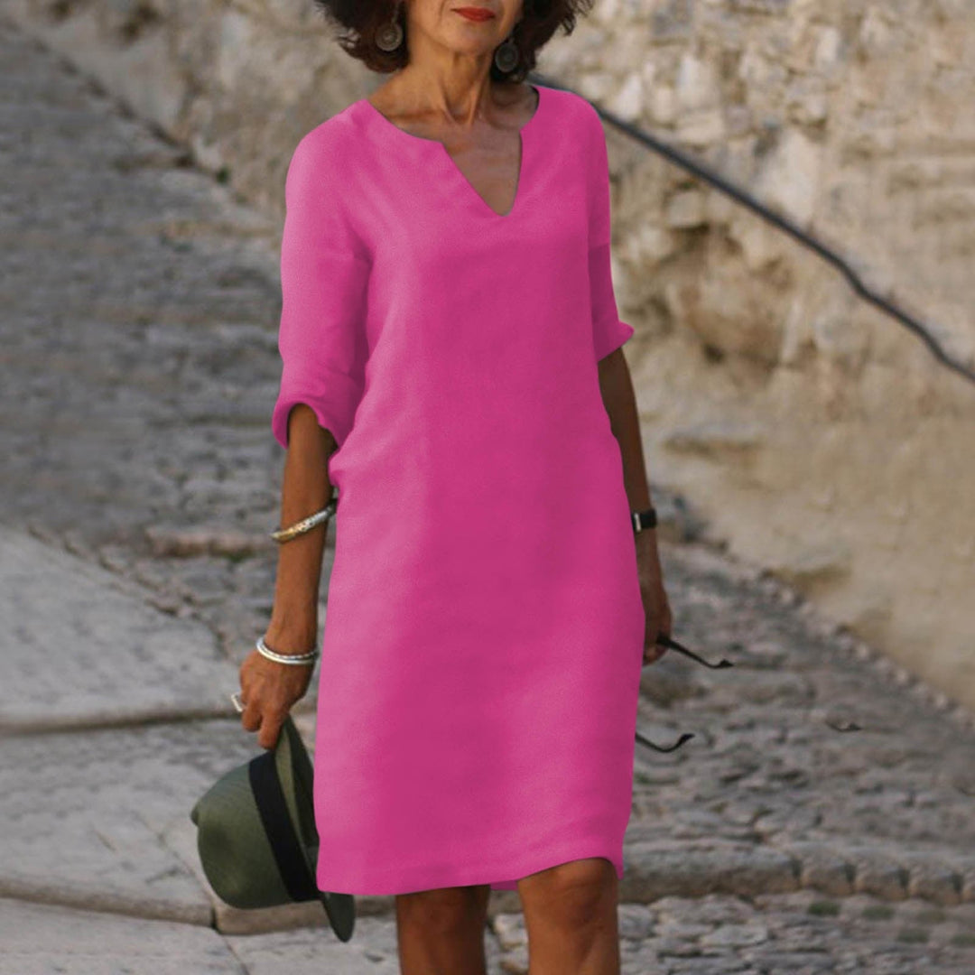 Groene stijlvolle zomerjurk voor dames, hangend. Elegant, veelzijdig en comfortabel design, klaar om te dragen.
