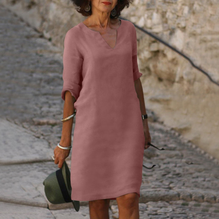 Model toont groene elegante zomerjurk dames, vooraanzicht. Luchtige stof, perfect voor de zomer.