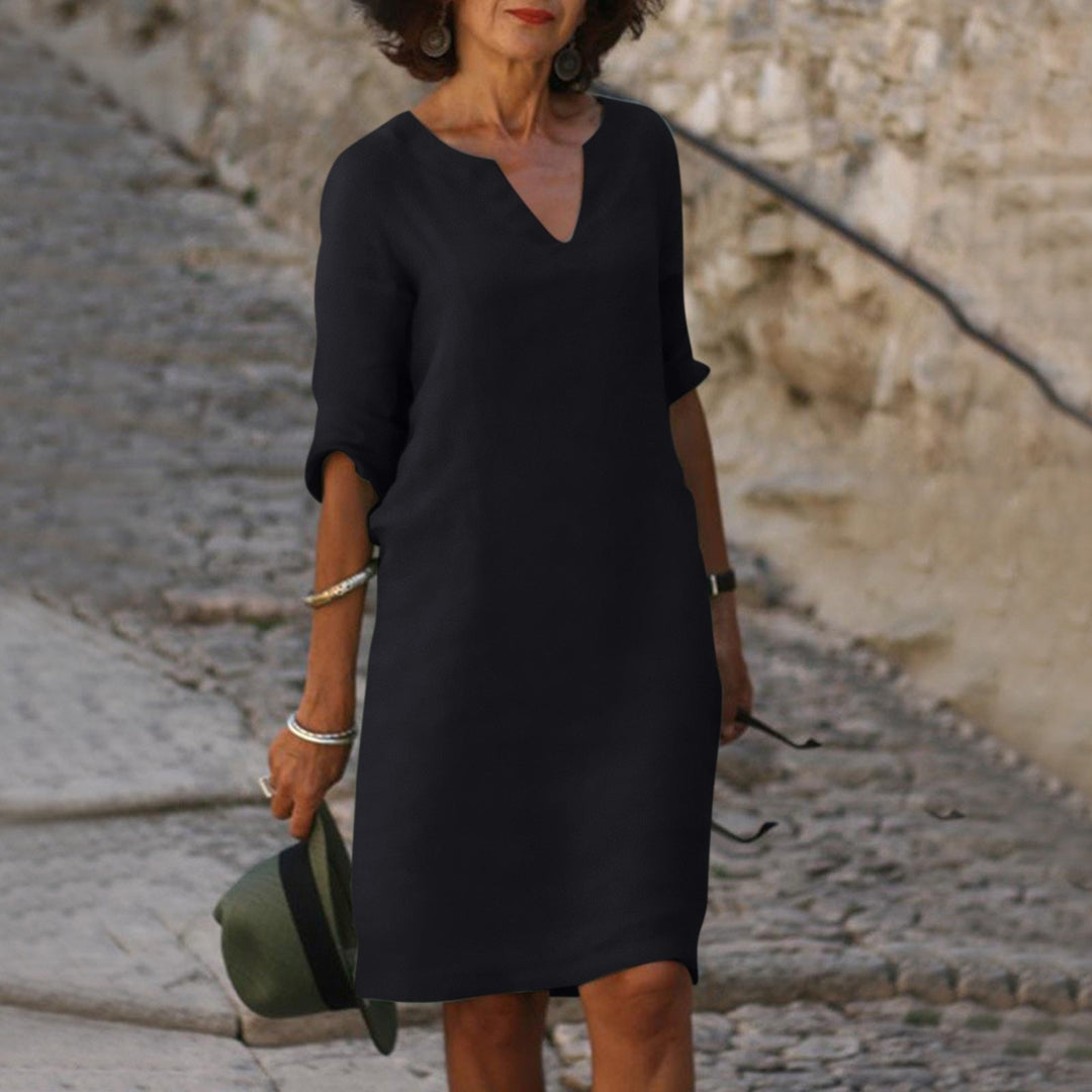 Elegante V-hals van groene dames zomerjurk. Modieus detail, maakt de jurk stijlvol en veelzijdig.