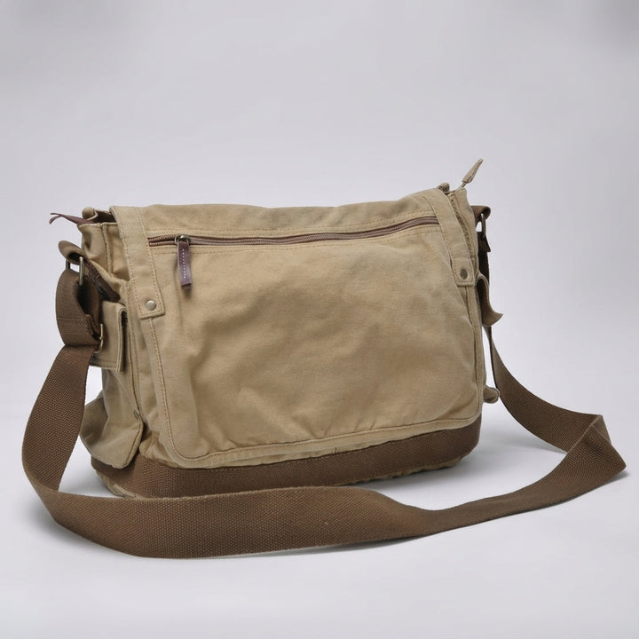 Duurzame vintage canvas messenger tas in groen, CarryForge stijl, perfect als unisex werktas.