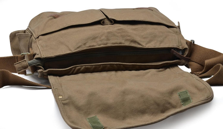 Model draagt groene vintage canvas messenger tas, praktische unisex werktas en ruime laptoptas.