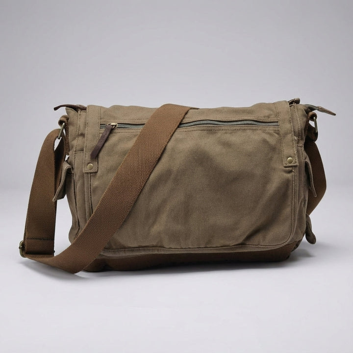 Detail van de duurzame groene vintage canvas stof van de CarryForge messenger tas, unisex schoudertas.