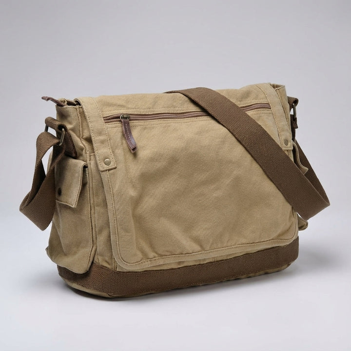 Achteraanzicht van ruime groene vintage canvas messenger tas, perfect als laptoptas en duurzame unisex werktas.