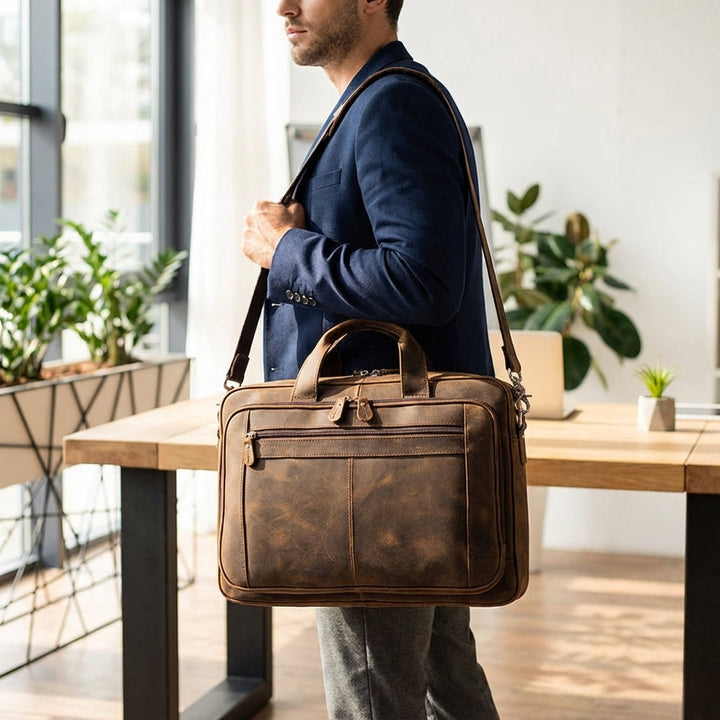 Grote bruine leren Durabinder laptoptas voor zakelijk gebruik. Professionele aktetas met schouderband, ideaal voor kantoor en reizen.