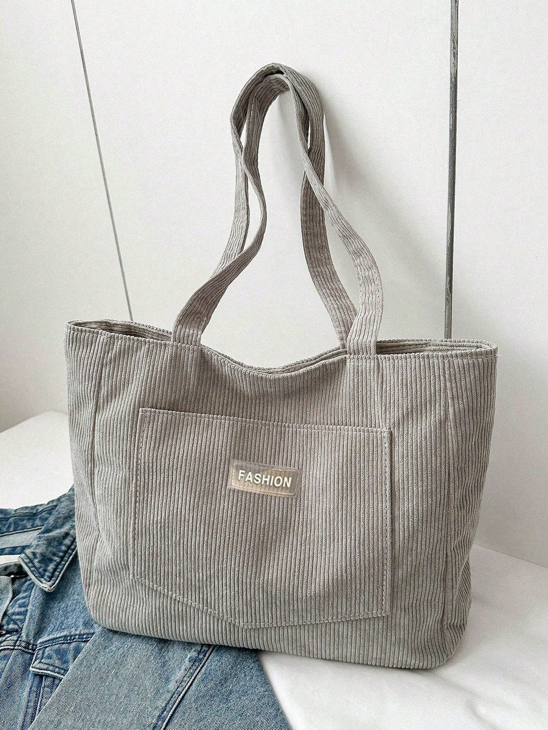 Retro look corduroy dagtas, unisex model, ruime tas voor casual gebruik.
