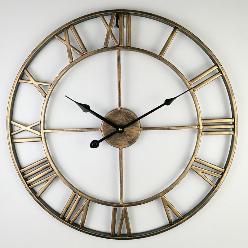 Grote retro industriële wandklok van ijzer, vintage stijl huisdecoratie.