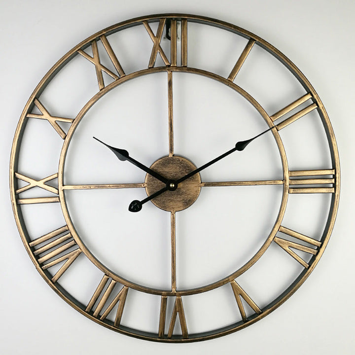 Grote retro industriële wandklok van ijzer, vintage stijl huisdecoratie.