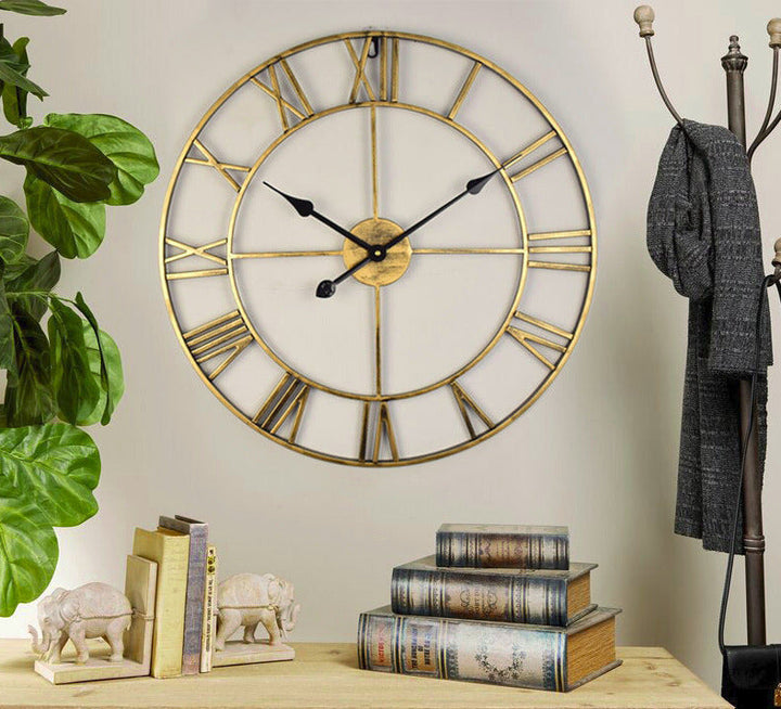 Vintage wandklok met industriële look, decoratieve klok van metaal.