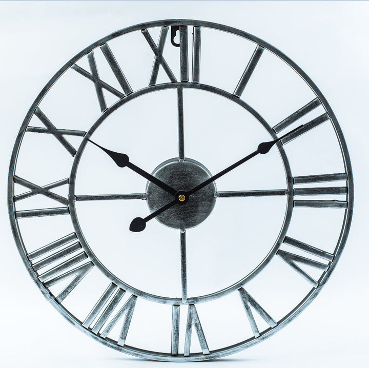 Oude stijl wandklok, grote retro ijzeren klok met industriële finishing.