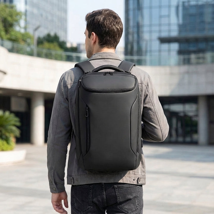 Grote waterdichte CarrySure zakelijke rugzak met 17 inch laptopvak, ideaal voor professionals en reizen.
