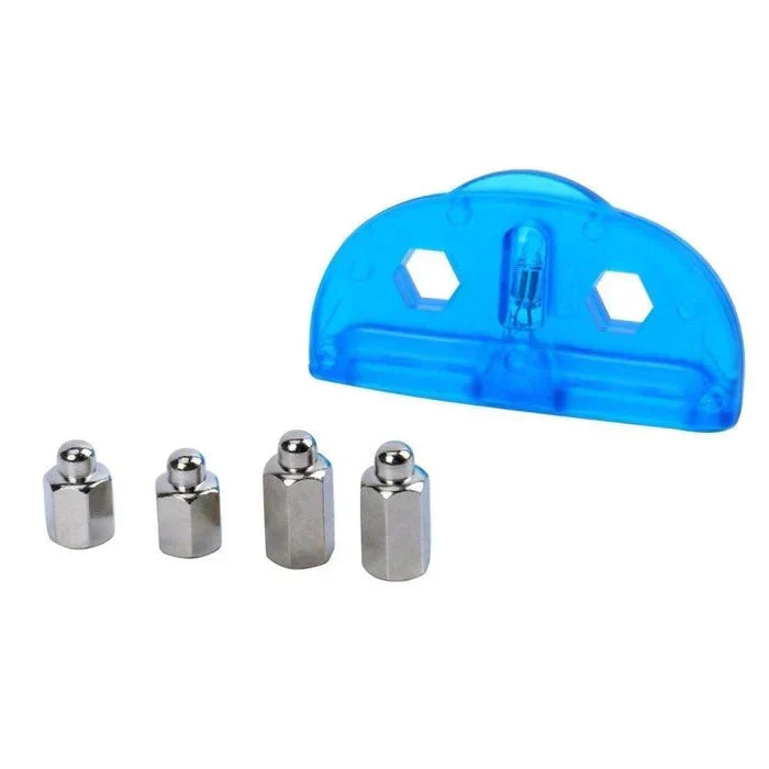 Eigenaar stelt de HaloGuard draadloze hondenomheining in, voor effectieve hondentraining buiten.