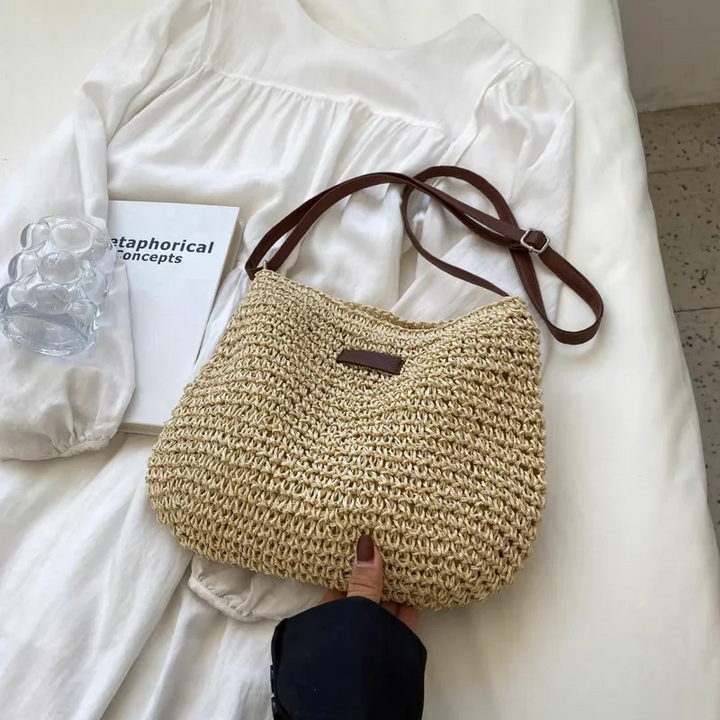 "Handgemaakte boho handtas voor dames, zomerse strandtas met natuurlijke charme en ruim design, ideaal voor zonnige dagen."