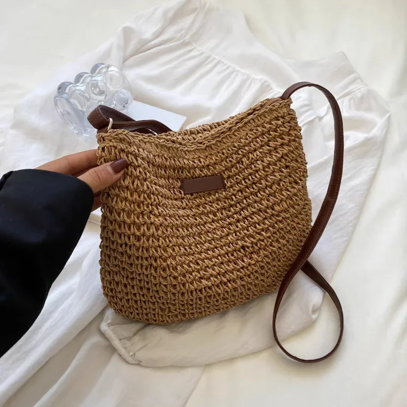 "Handgemaakte boho handtas voor dames, zomerse strandtas met natuurlijke charme en ruim design, ideaal voor zonnige dagen."