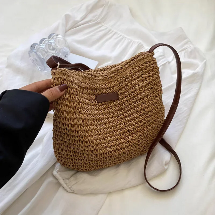 "Handgemaakte boho handtas voor dames, zomerse strandtas met natuurlijke charme en ruim design, ideaal voor zonnige dagen."