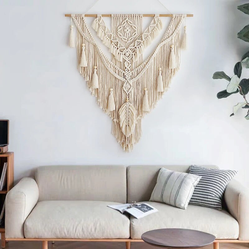 "Handgemaakte Scandinavische Boho Macramé Wandhanger Liora met gedetailleerde patronen, beige en geel, 75x95 cm."