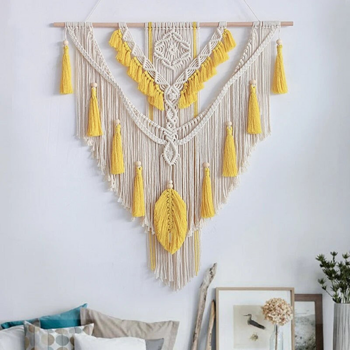 "Handgemaakte Scandinavische Boho Macramé Wandhanger Liora met gedetailleerde patronen, beige en geel, 75x95 cm."