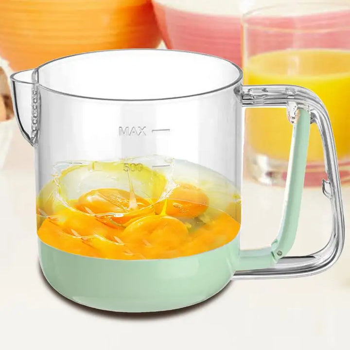 Handmatige eierscrambler in actie; compact, draagbaar ontwerp met robuuste hendel voor moeiteloos ei kloppen in de keuken.