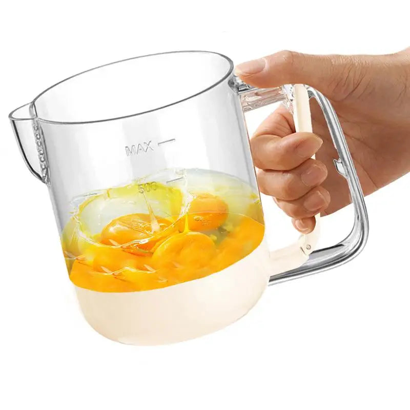 Handmatige eierscrambler in actie; compact, draagbaar ontwerp met robuuste hendel voor moeiteloos ei kloppen in de keuken.