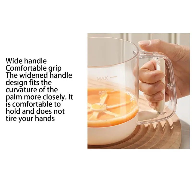 Handmatige eierscrambler in actie; compact, draagbaar ontwerp met robuuste hendel voor moeiteloos ei kloppen in de keuken.