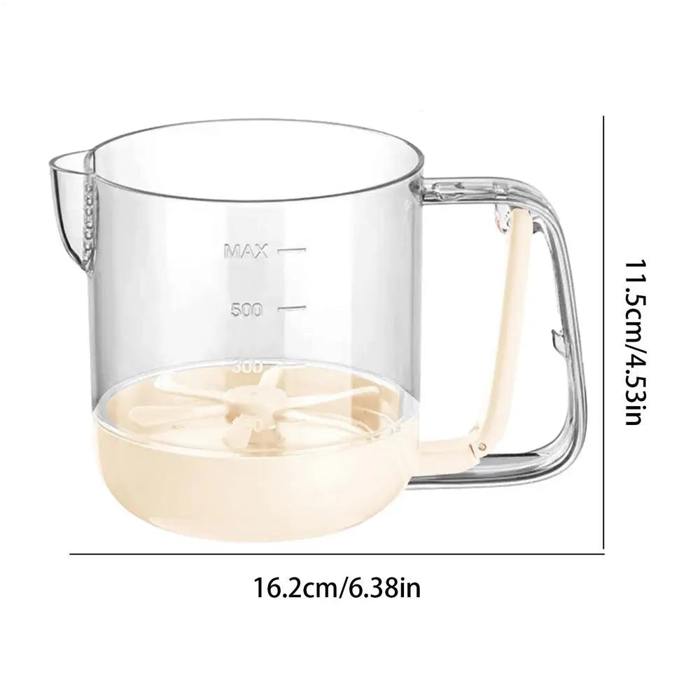 Handmatige eierscrambler in actie; compact, draagbaar ontwerp met robuuste hendel voor moeiteloos ei kloppen in de keuken.