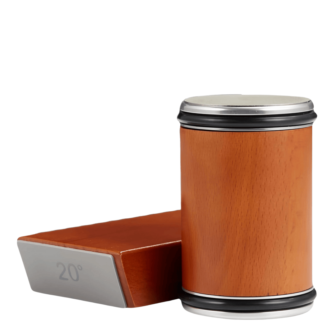 "Handmatige messenslijper van hout en metaal met keramische en diamantschijven in actie met koksmes, keukenaccessoire."