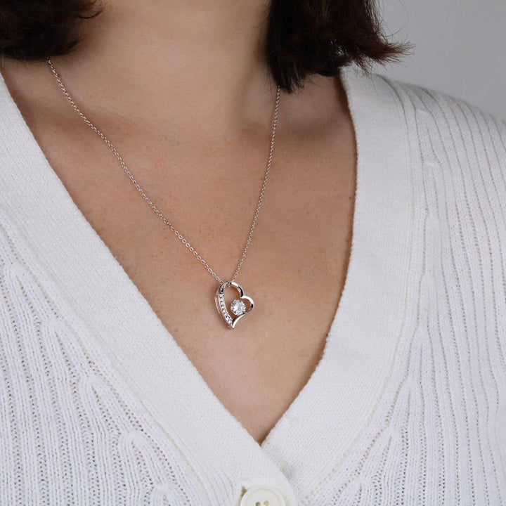"Hartvormige ketting met sprankelende zirkonia's, verstelbare lengte, ideale elegante keuze voor liefdevolle gelegenheden."
