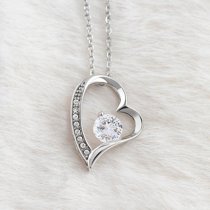 "Hartvormige ketting met sprankelende zirkonia's, verstelbare lengte, ideale elegante keuze voor liefdevolle gelegenheden."