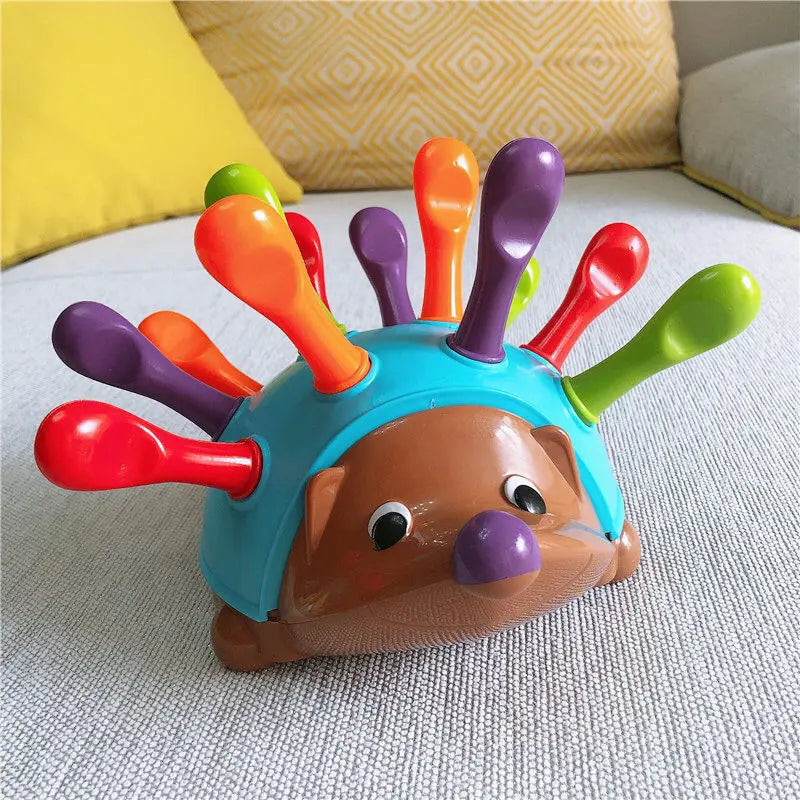 "Hedgehog Sensory Toy: kleurrijke egel met tactiele stekels voor motoriek en kleurherkenning bij kinderen."